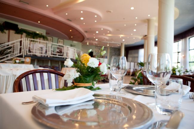 Tavola apparecchiata in un ristorante elegante.