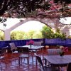 Terrazza con tavoli, sedie e bouganville.