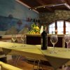 Bar con bottiglie, tavoli e decorazioni marine.