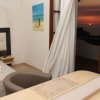 Camera da letto con vista su un tramonto sul mare.