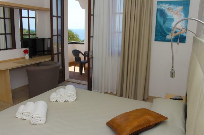 Camera da letto con balcone vista mare.