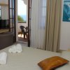 Camera da letto con balcone vista mare.