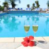 Piscina con due calici e un fiore rosso.