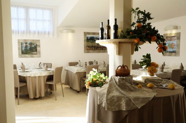 Sala ristorante elegante con decorazioni di agrumi.