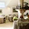 Sala ristorante elegante con decorazioni di agrumi.