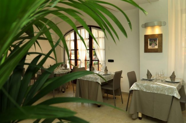 Interno di un ristorante elegante con tavoli apparecchiati.
