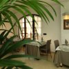 Interno di un ristorante elegante con tavoli apparecchiati.