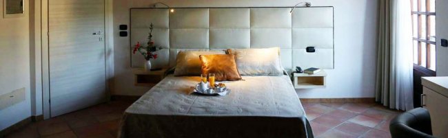 Camera da letto accogliente con letto matrimoniale e vassoio.