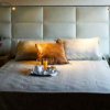 Camera da letto accogliente con letto matrimoniale e vassoio.