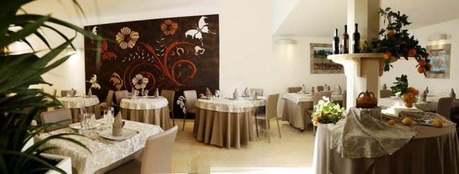 Ristorante elegante con tavoli rotondi e decorazioni floreali.