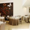 Ristorante elegante con tavoli rotondi e decorazioni floreali.
