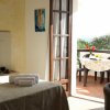 Una camera con letto e balcone con tavolo apparecchiato.