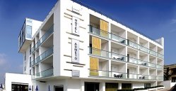 Facciata di un hotel moderno con balconi in vetro.