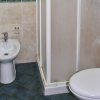 Bagno con bidet, doccia e wc.