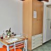 Tavolo apparecchiato accanto a una cucina.