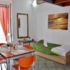 Sala con tavolo da pranzo, lettino e balcone.
