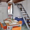 Sala con tavolo, letto e scala in legno.