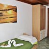 Camera con letto singolo, decorazione con asciugamani.