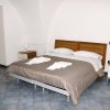Camera con letto matrimoniale e comodini.