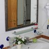 Lavabo da bagno con specchio e asciugacapelli.