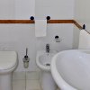 Un bagno con lavabo, bidet e WC.