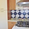 Cucina con piastrelle a rombi e fornello a gas.