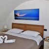 Camera da letto con letto matrimoniale e asciugamani a forma di cigni.