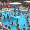 Una piscina affollata con gente che fa ginnastica in acqua.