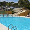 Piscina con scivoli d'acqua e lettini.