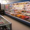 Scaffali di un supermercato con bevande e snack.