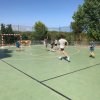 Ragazzi giocano a pallamano all'aperto.