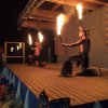 Spettacolo di fuoco su un palco di legno.