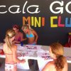 Bambini decorano magliette in un mini club.