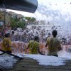 Festa di schiuma all'aperto con partecipanti.