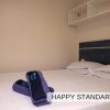 Camera da letto con asciugamani sul letto.