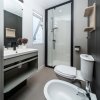 Bagno moderno con doccia e bidet.