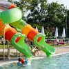 Scivoli colorati in piscina.