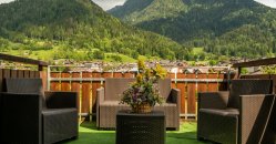 Poltrone da terrazza con vista sulle montagne.