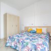Camera da letto con letto matrimoniale e coperta colorata.