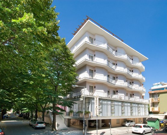 Edificio bianco a più piani con balconi.