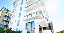 Edificio bianco con balconi e vetrate.