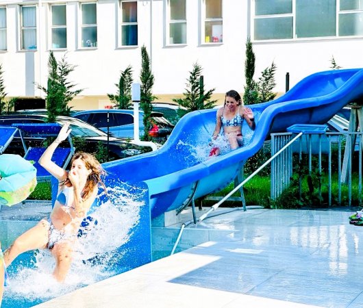 Scivolo d'acqua con persone che giocano.