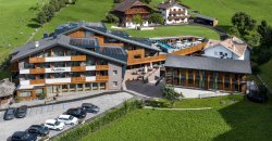 Hotel moderno circondato da verde.