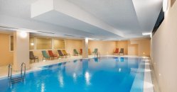 Piscina coperta circondata da sedie.