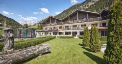 Complesso montano con giardino e trampolino.