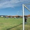 Campo da calcio con persone che giocano.