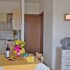 Cucina con tavolo apparecchiato e televisore.