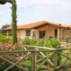 Casa con giardino fiorito e recinzione in legno.