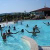 Persone che nuotano in piscina all'aperto.