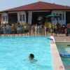 Piscina all'aperto con persone che si divertono.